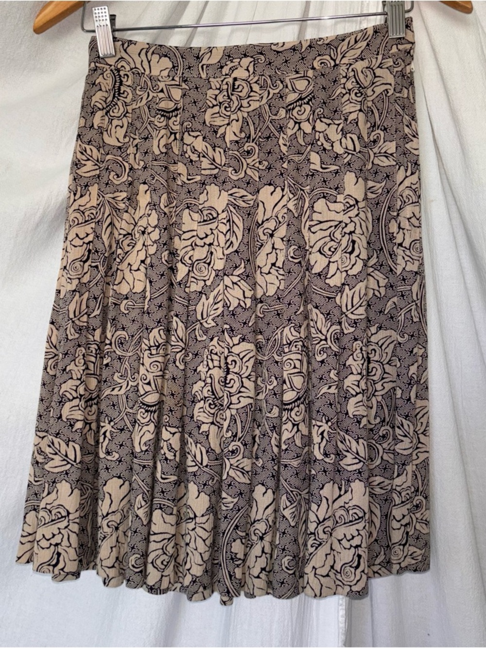 Ann Taylor Floral Pleated Knee Length Skirt in Beige and Navy Blue